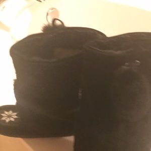 Manitoba MukLuks size 9. Black. Snowy Owl.